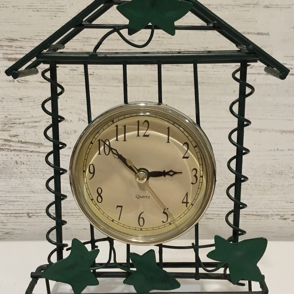 Vintage Quartz Green Leaf Decorative Small Clock Works great